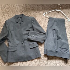 Like new Women’s Antonio Melani Gray Pant Suit 4